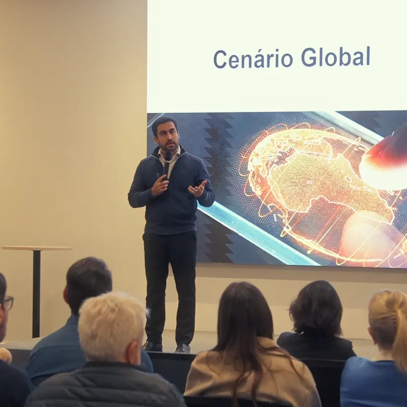 Rodrigo Sgavioli palestrando no evento Cenário Macro Pré-Eleição em São José