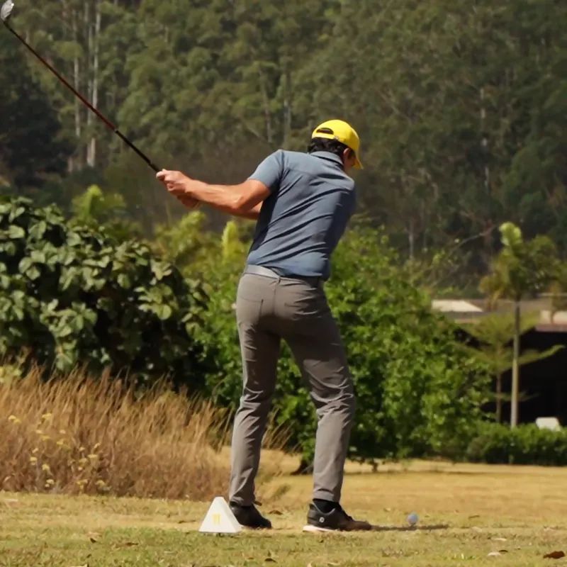 Participante dando a tacada no Torneio Manchester de Golf em Belo Horizonte